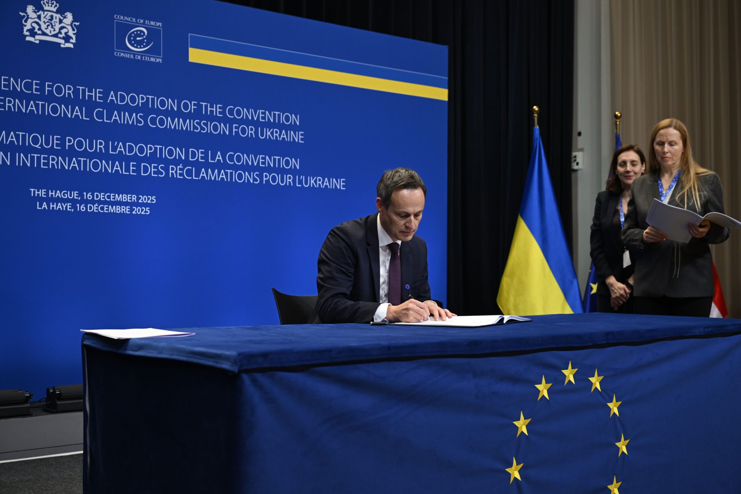 Unterzeichnung des Übereinkommens durch Botschafter Martin Frick, Leiter des Amtes für Auswärtige Angelegenheiten. Bildrechte: Council of Europe, Fotograf: IKR