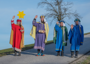 Sternsinger Pfarre Kirchdorf
Familie Geistberger: Mama Isabella als Begleitperson mit Tochter Katharina (Sternträgerin) und Sohn Lukas (grüner Umhang) sowie Nichte Johanna und Neffe Sebastian. „Es ist cool, dass ihr uns am Sonntag besucht. Da kann ich euch erleben, während der Woche bin ich in der Arbeit“, war eine Reaktion von vielen Menschen, die sie besuchten.
Foto: Jack Haijes