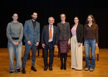 21. Holocaust Gedenktag in Liechtenstein mit Regierungschefin-Stellvertreterin Sabine Monauni. Von links: Benjamin Koeck, Präsident Verein der Liechtensteiner Freunde von Yad Vashem, Zeitzeuge Prof. Ivan Lefkovits, Regierungschefin-Stellvertreterin Sabine Monauni und Moderatorin Christiani Wetter zusammen mit den beiden Schülerinnen des Gymnasium (Foto: IKR/Michael Zanghellini)