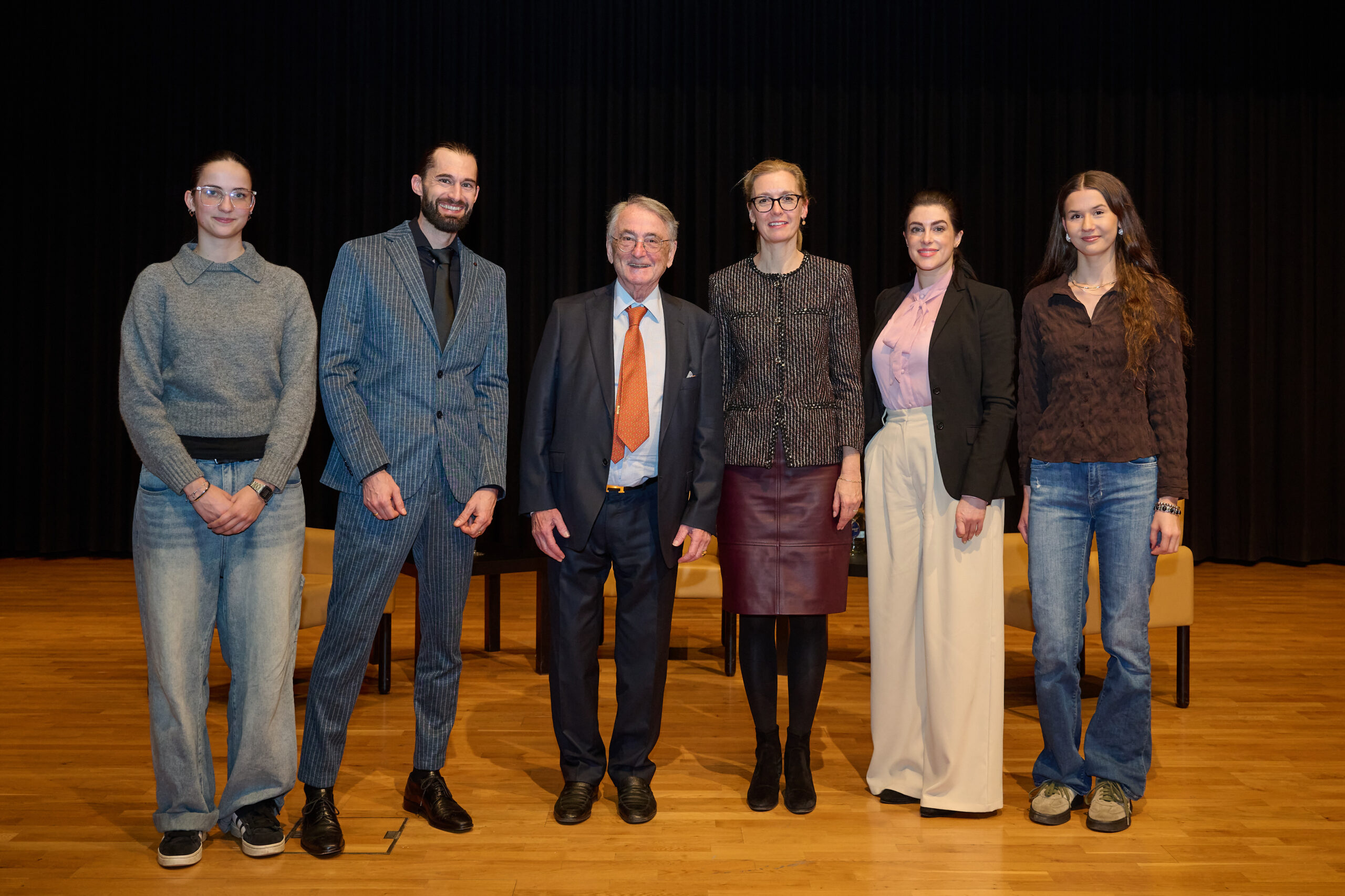 21. Holocaust Gedenktag in Liechtenstein mit Regierungschefin-Stellvertreterin Sabine Monauni. Von links: Benjamin Koeck, Präsident Verein der Liechtensteiner Freunde von Yad Vashem, Zeitzeuge Prof. Ivan Lefkovits, Regierungschefin-Stellvertreterin Sabine Monauni und Moderatorin Christiani Wetter zusammen mit den beiden Schülerinnen des Gymnasium (Foto: IKR/Michael Zanghellini)