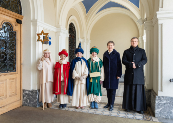 Besuch der Heiligen drei Könige im Regierungsgebäude: Dompfarrer Michael Wimmer, die Sternsinger der Gemeinde Vaduz und Regierungschefin Brigitte Haas. Foto: IKR/Yannick Zurflüh
