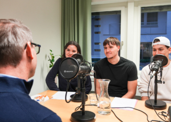 Drei Schüler des Liechtensteinischen Gymnasiums im Interview mit Markus Gstöhl. Die Ergebnisse ihrer Recherche sind ab sofort auf der Plattform Backstage.li zu hören. Foto: aha