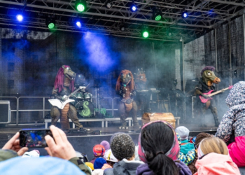 Mit dem Konzert von Heavysaurus am 11. Februar 2026 startet im Silvapark Galtür das erste von drei Kindermitmachkonzerten. © TVB Paznaun – Ischgl