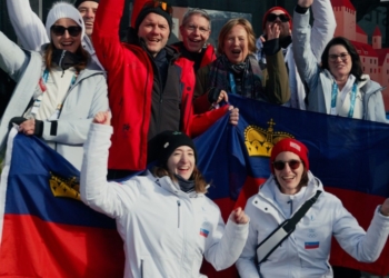 Sportminister Hubert Büchel mit LOC Präsident Stefan Marxer und I.D. Prinzessin Nora an den olympischen Spielen in Milano-Cortina 2026. Bildrechte: IKR