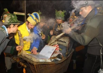 Stefan Heinzle hat die ehrenvolle Aufgabe, die ledigen Frastanzerinnen und Frastanzer namentlich auszurufen. Am Bild zu sehen mit den Zünern. Fotos: Faschingskomitee Frastanz