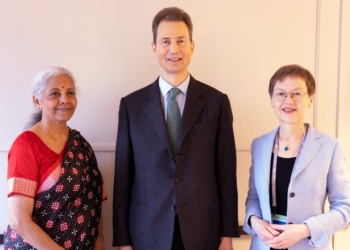 S.D. Erbprinz Alois von und zu Liechtenstein und Regierungschefin Brigitte Haas im bilateralen Austausch mit Nirmala Sitharaman, der Finanzministerin von Indien. (Quelle: IKR)