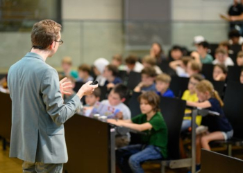 Die Kinderuni Vorarlberg bietet Kindern von acht bis zwölf Jahren ein spannendes Programm.
Bildrechte: FHV/Rhomberg