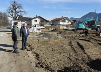 Bürgermeister Manfred Böhmwalder mit Bauamtsleiter Matthias Wehinger auf der Baustelle für die Ersatzschule in der Altacherstraße. Bild: Marktgemeinde Götzis