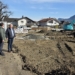 Bürgermeister Manfred Böhmwalder mit Bauamtsleiter Matthias Wehinger auf der Baustelle für die Ersatzschule in der Altacherstraße. Bild: Marktgemeinde Götzis