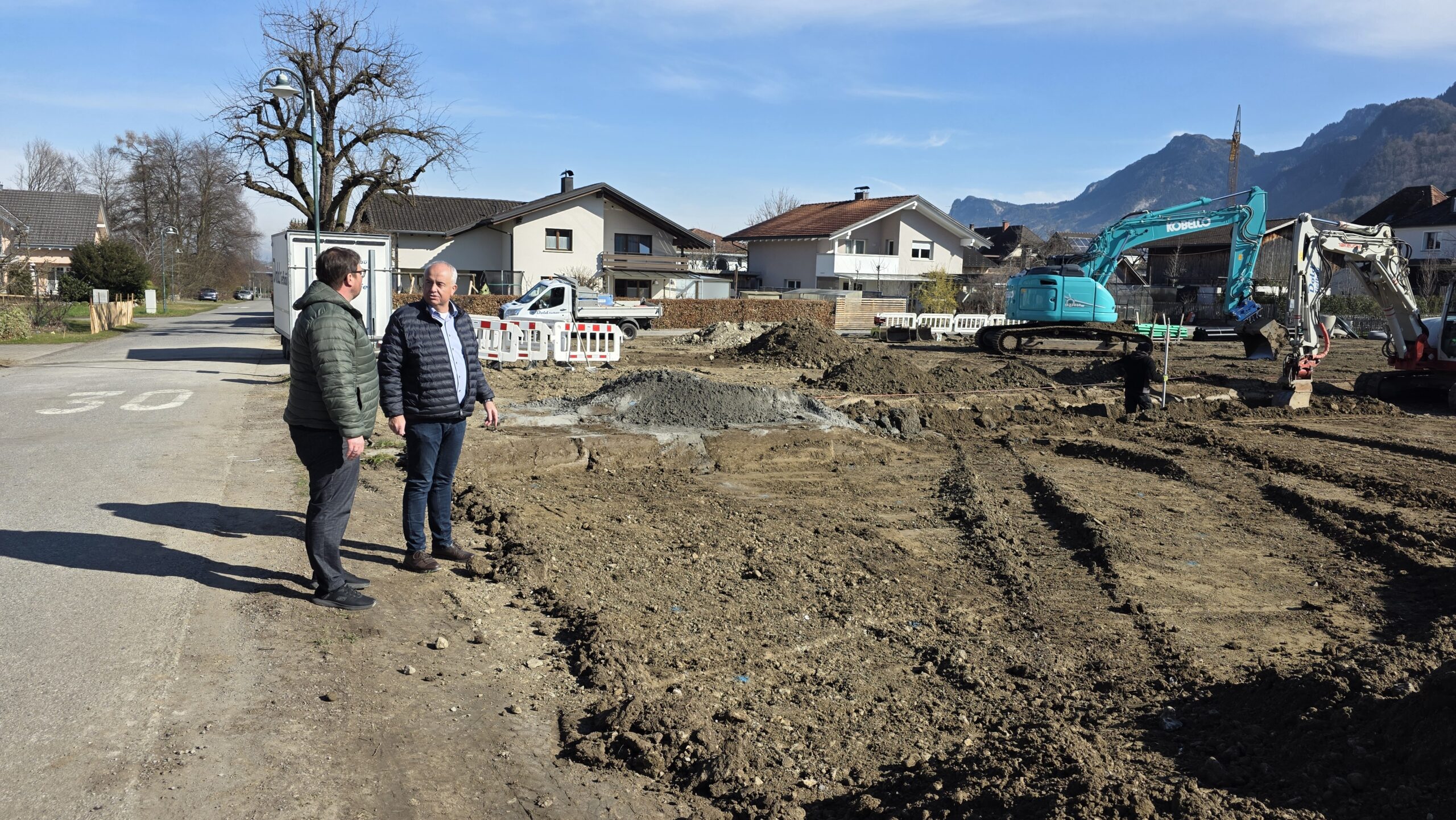 Bürgermeister Manfred Böhmwalder mit Bauamtsleiter Matthias Wehinger auf der Baustelle für die Ersatzschule in der Altacherstraße. Bild: Marktgemeinde Götzis