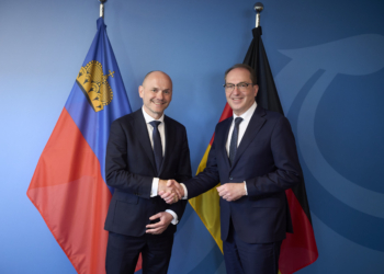 Ja bitte und auch das fertige Cover (Umschlag mit Vorne und Hinten dazu passendes Bild, Autor, titel und Klappentext sowie Logo von Koecktail.com drauf). Foto: Henning Schacht