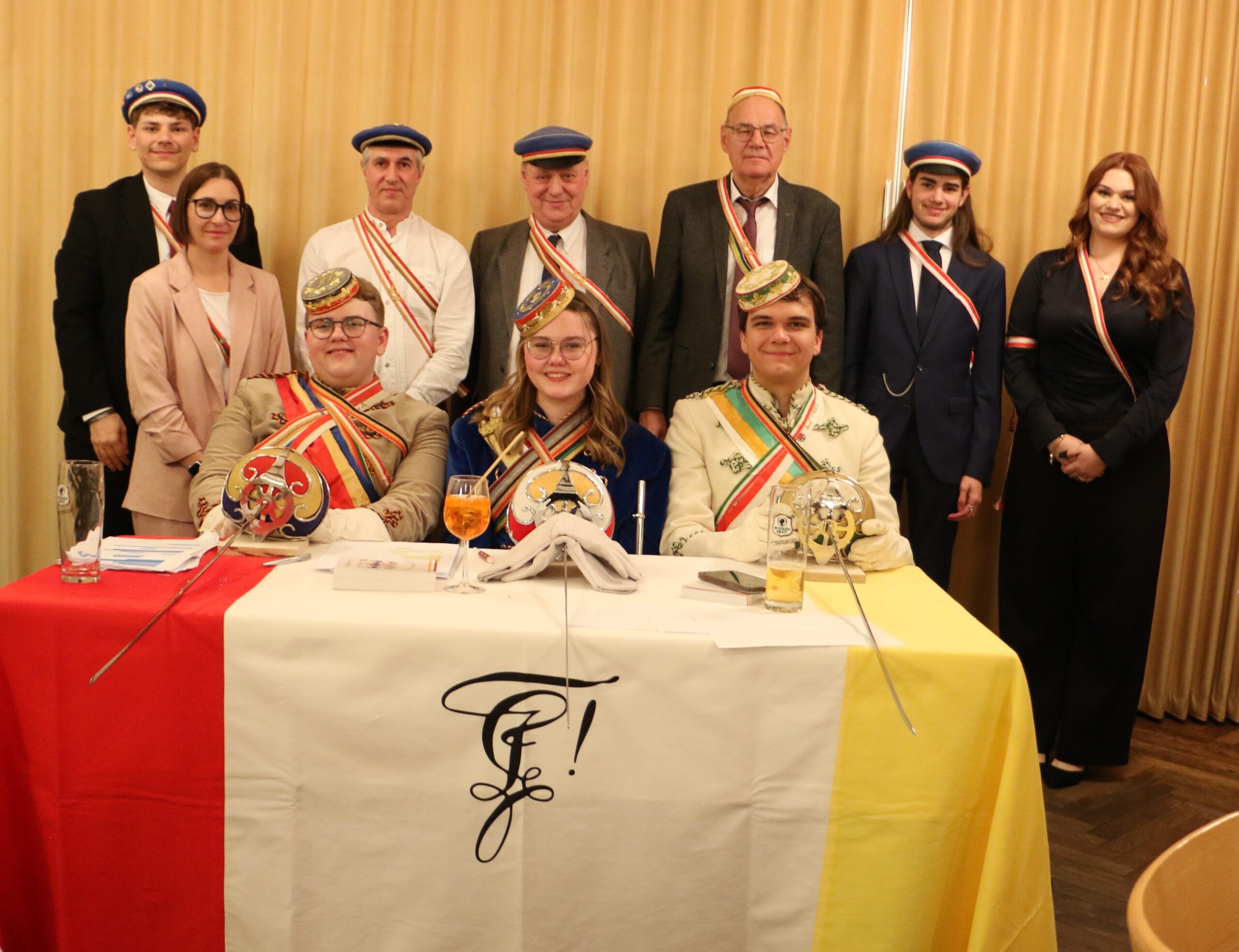 Ehrenpersonen (vlnr) Luca Schöch, Julia Mersich: Jakob Hammerer, Oliver Schreiber, Norbert Fröhlich, Marie Hammerer, Wolfgang Jenny, Nico Galehr, Philip Rusch, Laura Schöch.
Fotonachweis: KMV Clunia/Rusch-Türtscher Photo Festredner Luca Schöch