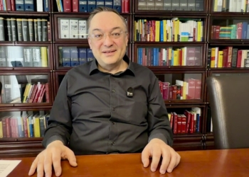 Dr. Surena Ettefagh in seiner Kanzlei in Frastanz. Foto: Bandi Koeck