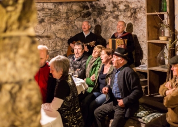 Musikalische Stimmung im historischen Keller (© Lisa Mathis)