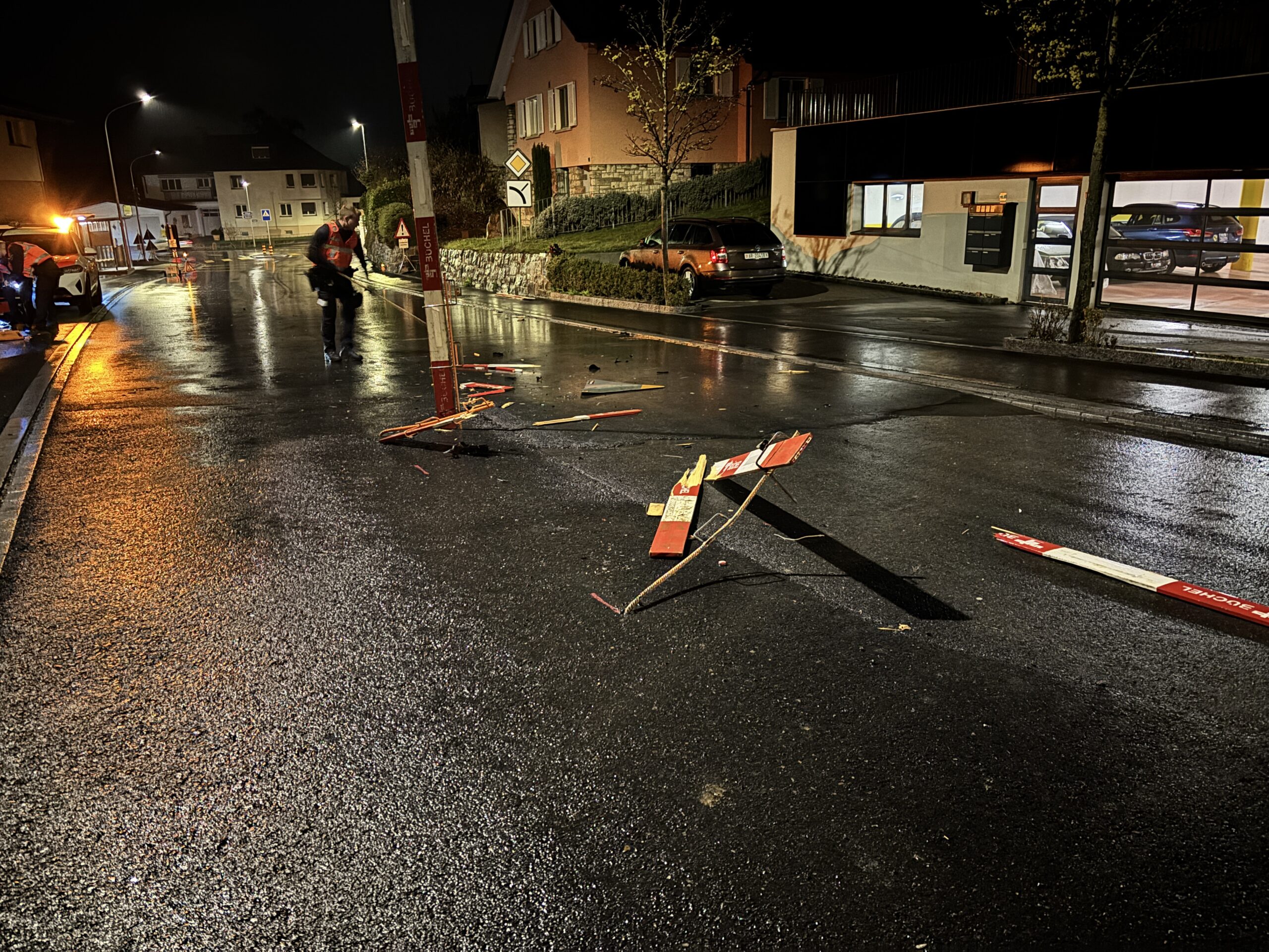 Selbstunfall bei der Baustellenabschrankung in der Fallsgasse in Eschen. Foto: Landespolizei