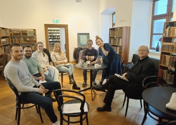 Studierende mit Tina Strohmaier (stehend) und Hans Gruber (ganz rechts). Foto: FH