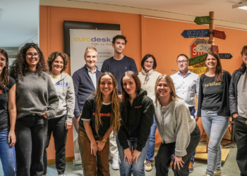 Geballte Kompetenz für den Weg ins Ausland: Das Team des aha sowie Vertreter von AIFS, EF, ONE WORLD und GB Marketing & Solutions zeigten den Jugendlichen in Vaduz die vielfältigen Möglichkeiten von Sprachreisen über Freiwilligeneinsätze bis hin zu geförderten Auslandspraktika auf. Bild: Aha/JR