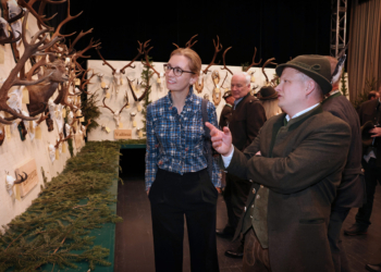 Regierungschefin-Stellvertreterin Sabine Monauni und Kevin Marti, Präsident der Liechtensteiner Jägerschaft bei der Besichtigung der Hegeschau 2026. (Quelle: IKR/Roland Korner)