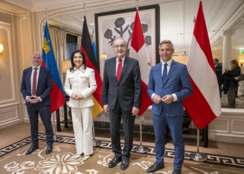 Die Wirtschaftsministerin und Wirtschaftsminister aus Liechtenstein, Deutschland, der Schweiz und Österreich, Hubert Büchel, Katherina Reiche, Guy Parmelin, Wolfgang Hattmannsdorfer. (Quelle: Devènes/BK)