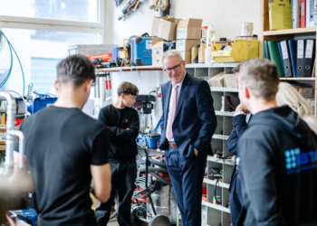 Regierungsrat Daniel Oehry beim Besuch der Batliner Thomas Anstalt im Rahmen der BerufCHECK-Woche 2026. (Quelle: IKR/Julian Konrad)