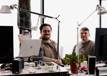 Die beiden wissenschaftlichen FHV-Mitarbeiter Cengizhan Aydin (l.) und Elias Berchtold beschäftigen sich intensiv mit dem MatheBot.
Bildrechte: FHV