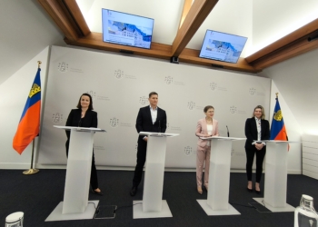 v. l. n. r.
Dr. Juliane Marold, Amt für Personal und Organisation,
Fabian Schmid, Amt für Informatik,
Brigitte Haas, Regierungschefin,
Dr. Clara Guerra, Stabsstelle für Digitale Innovation. Fotos: Arno Georg Brändle