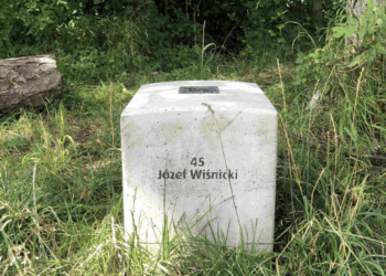 Grenzstein von Józef Wisnicki am Radweg in Bludenz (Projekt: Über die Grenze 45), 2023 (© ERINNERNAT)