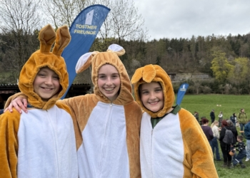 Diese netten Osterhasen haben allein über 300 buntgefärbte Eier versteckt. Fotos: Bandi R. Koeck