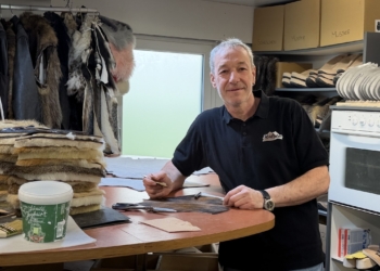 Christian Diem in seinem selbstgeschaffenen Holzschuhparadies im Eulental 2. Fotos: Bandi Koeck