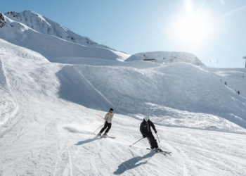 Dank Höhenlage bis auf 2.272 m präsentiert sich das Skigebiet bis weit ins Frühjahr winterlich verschneit. Bildrechte: Ötztal Tourismus/Fotograf: Roman Huber