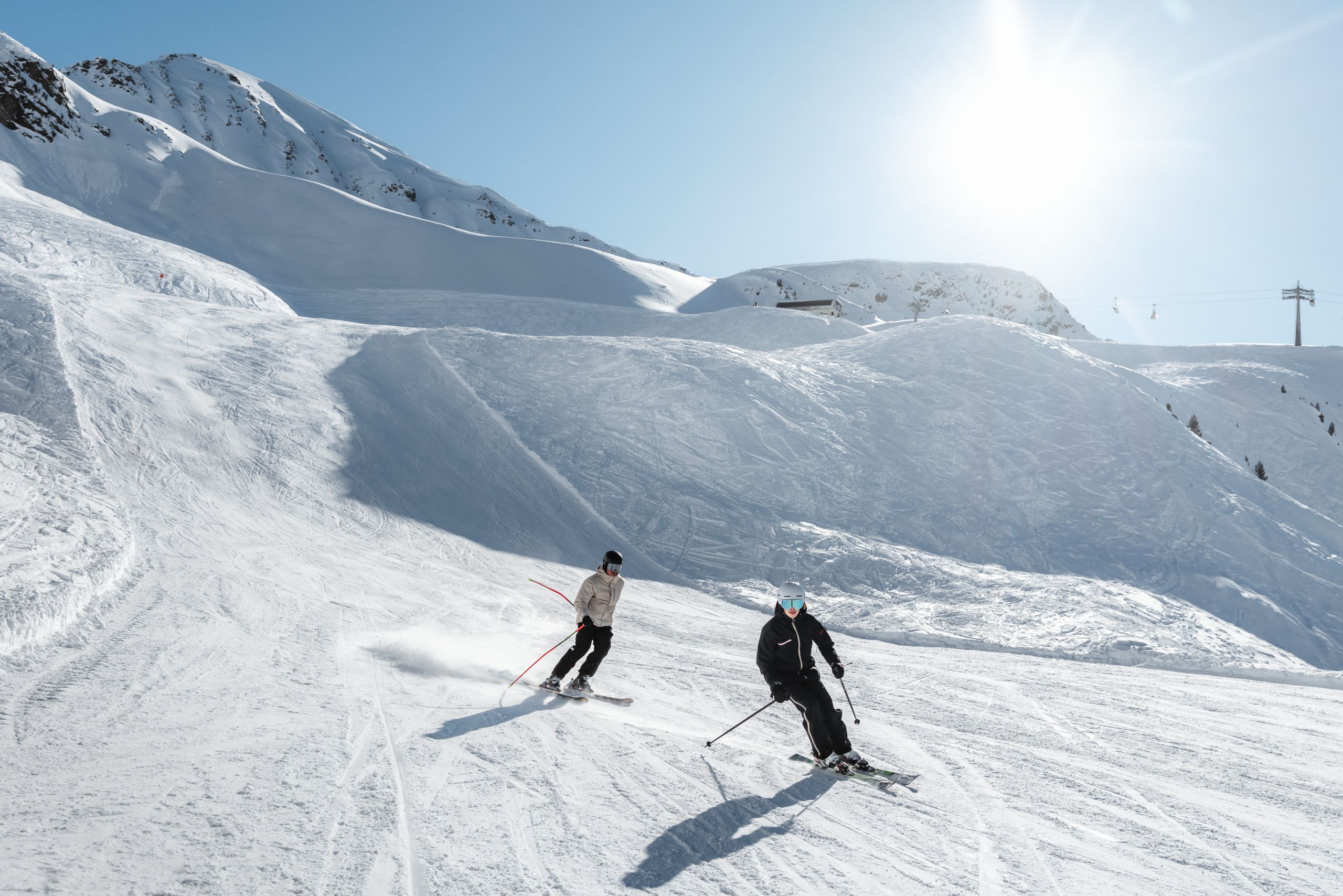 Dank Höhenlage bis auf 2.272 m präsentiert sich das Skigebiet bis weit ins Frühjahr winterlich verschneit. Bildrechte: Ötztal Tourismus/Fotograf: Roman Huber