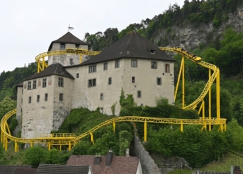 Die geplante Schattenburg-Achterbahn in Feldkirch. © KI generiert, NanoBanana