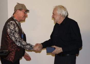 Der „Blaue Karfunkel“ wurde von Thomas Fröhlich, Leiter des österreichischen Stammtisches der Deutschen Sherlock Holmes Gesellschaft, überreicht. Gewürdigt wurde damit die langjährige, fundierte Forschungsarbeit des in Feldkirch lebenden Mathematikers und Autors Philipp Schöbi. Fotos: Helmut Köck