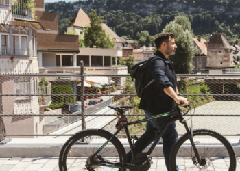 Sportbegeistert und charmant, das ist Anwalt Akman. Foto: akman.at