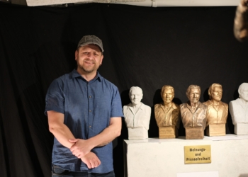 Der begnadete Feldkircher Künstler Daniel Nachbaur vor seinen Julian-Assange-Büsten. Fotos: ZVG