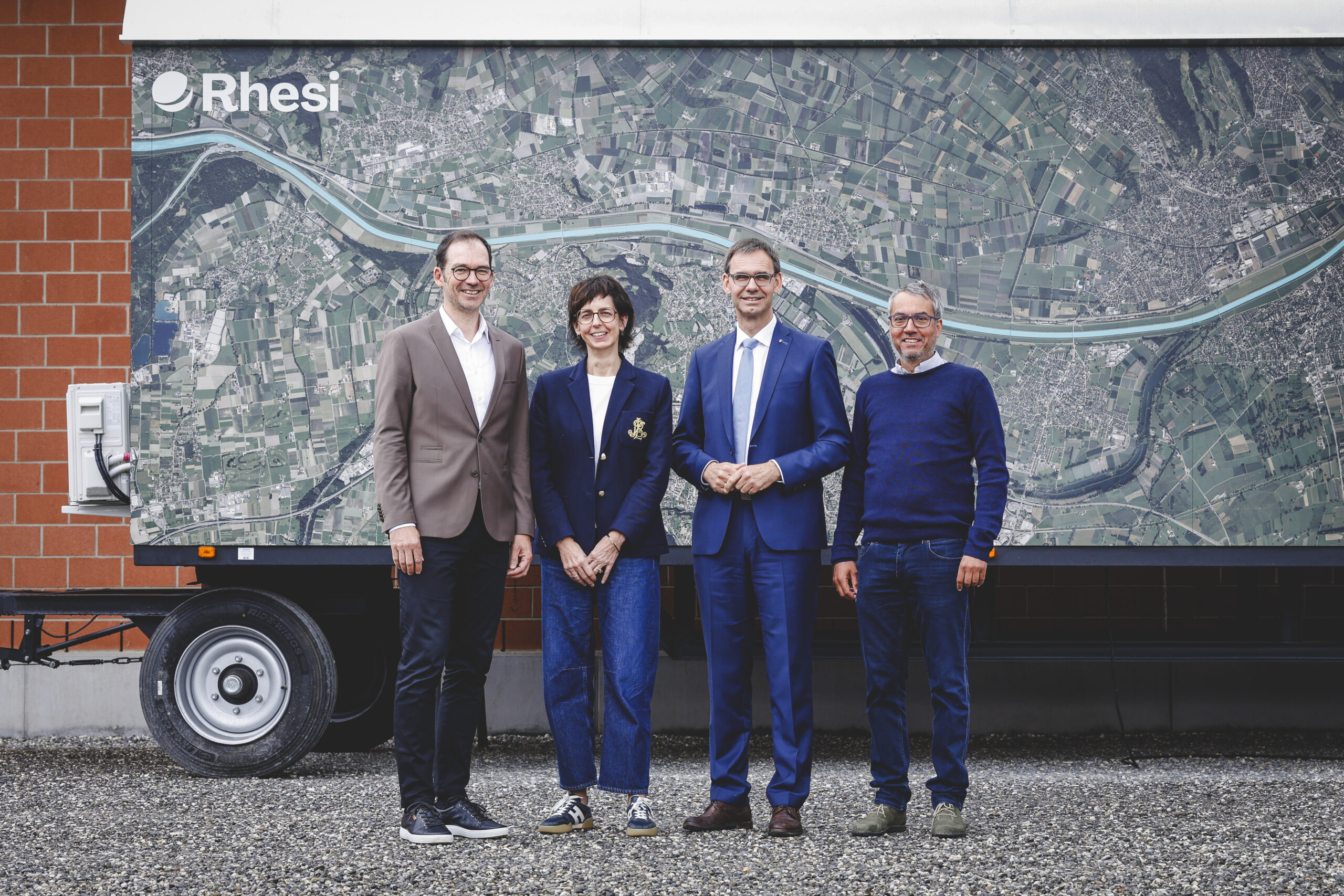Mit der neuen, mobilen Rhesi-Ausstellung im Bauwagen informiert die IRR die Bevölkerung auf beiden Seiten des Rheins zum Jahrhundertprojekt Rhesi. Copyright: Internationale Rheinregulierung (IRR)/Eva Rauch