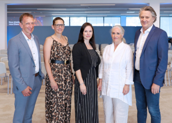 : Im Rahmen des Business Dialogs, v.l.: Bernhard Bereuter (Landesgeschäftsführer AMS Vorarlberg), Silvia Hartmann (Leiterin Service für Unternehmen AMS Vorarlberg), Monika Fuchs (Speakerin), Bettina Beer (Geschäftsleitung/Personalentwicklung Heron Innovations Factory), Christian Beer (Geschäftsleitung/Inhaber Heron Innovations Factory). Fotos: @AMS Vorarlberg