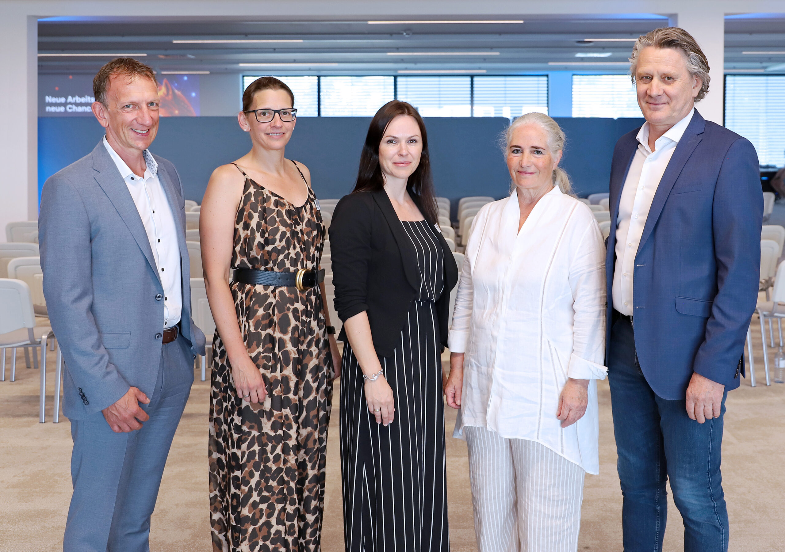 : Im Rahmen des Business Dialogs, v.l.: Bernhard Bereuter (Landesgeschäftsführer AMS Vorarlberg), Silvia Hartmann (Leiterin Service für Unternehmen AMS Vorarlberg), Monika Fuchs (Speakerin), Bettina Beer (Geschäftsleitung/Personalentwicklung Heron Innovations Factory), Christian Beer (Geschäftsleitung/Inhaber Heron Innovations Factory). Fotos: @AMS Vorarlberg