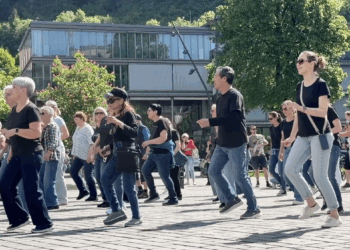 Flashmob am internationalen Line Dance Tag von der Tanzschule Angela Beck. Foto: Bandi Koeck