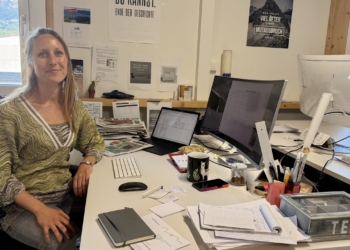 CR Melanie Steiger an ihrem Arbeitsplatz im Liechtensteiner Medienhaus. Foto: Bandi Koeck