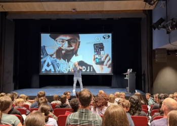 Ali Mahlodji begeisterte 250 Jugendliche aus Liechtenstein im TAK in Schaan. Fotos: Bandi Koeck