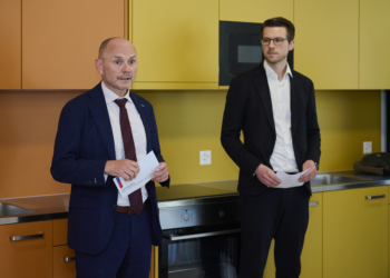 Regierungsrat Hubert Büchel und Jonas Hasler, Leiter der Stabsstelle für staatliche Liegenschaften in der Kollektivunterkunft. (Quelle: IKR/Michael Zanghellini)