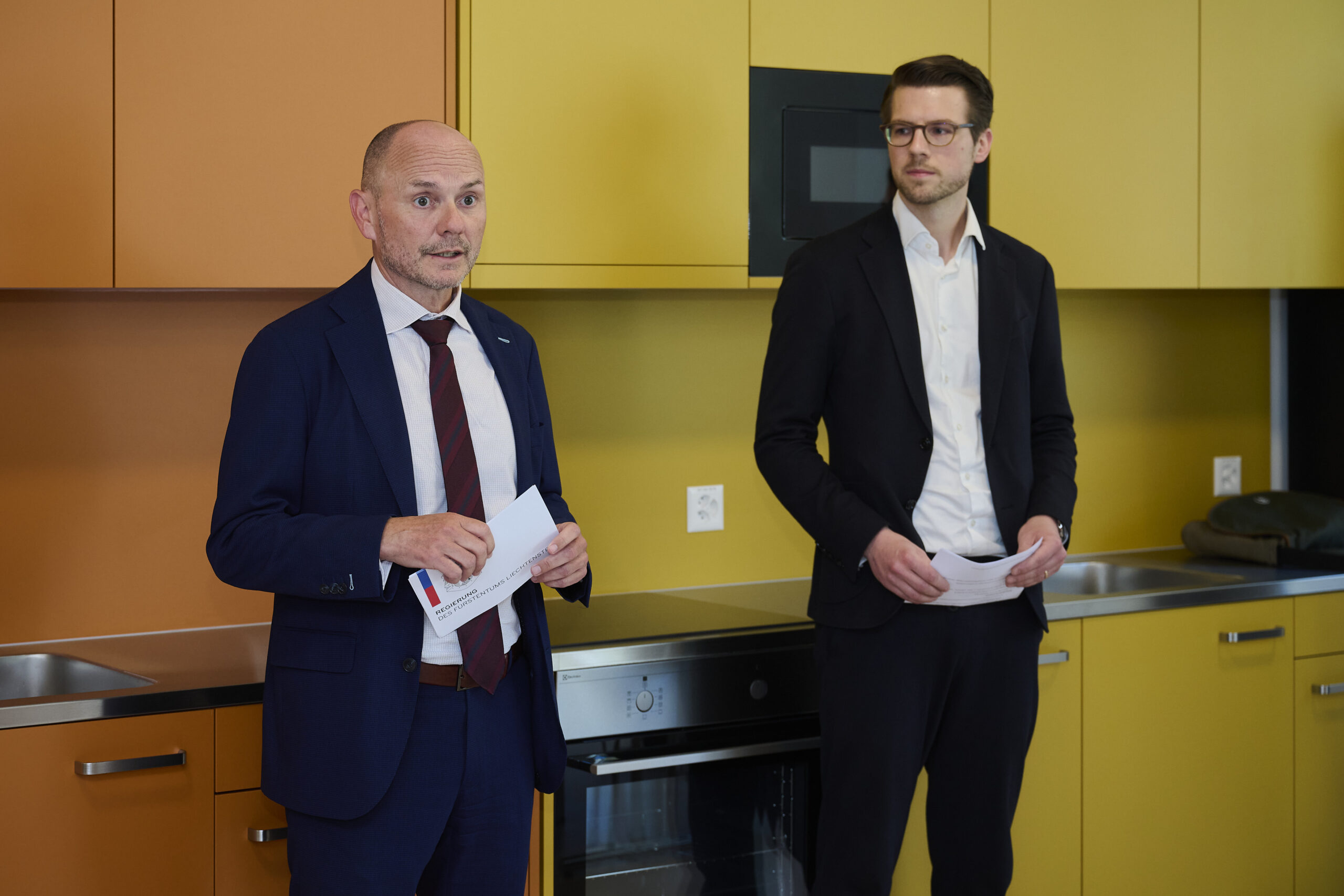 Regierungsrat Hubert Büchel und Jonas Hasler, Leiter der Stabsstelle für staatliche Liegenschaften in der Kollektivunterkunft. (Quelle: IKR/Michael Zanghellini)