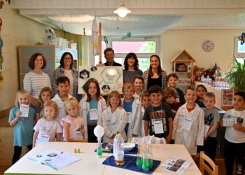Kinder und Pädagoginnen des Kindergarten Montfort mit Bianca Bitschnau-Schagginger (Marktgemeinde Rankweil), Bgm. Katharina Wöß-Krall, Norbert Preg (MINT-Region Vorderland / am Kumma), Elisabeth Graf (WK Vorarlberg). © Marktgemeinde Rankweil