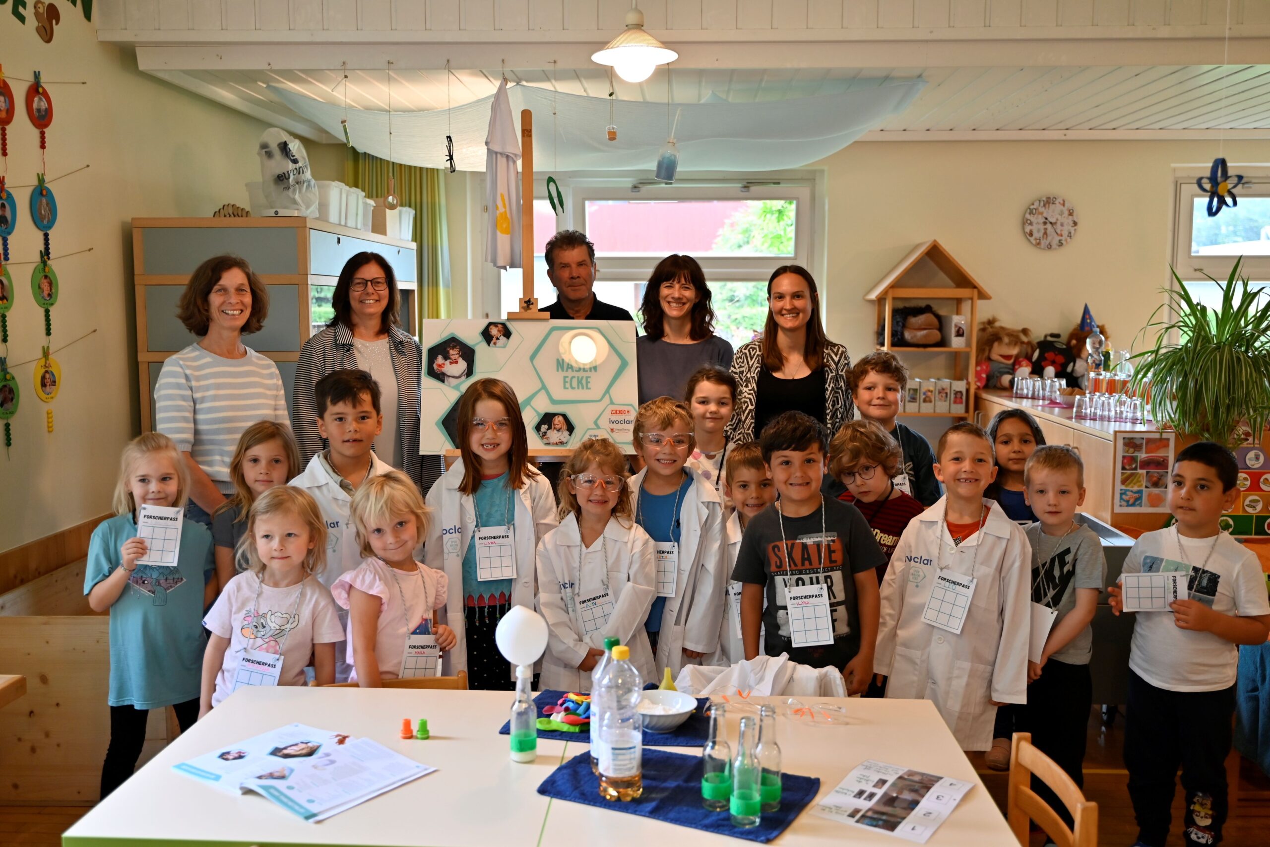 Kinder und Pädagoginnen des Kindergarten Montfort mit Bianca Bitschnau-Schagginger (Marktgemeinde Rankweil), Bgm. Katharina Wöß-Krall, Norbert Preg (MINT-Region Vorderland / am Kumma), Elisabeth Graf (WK Vorarlberg). © Marktgemeinde Rankweil