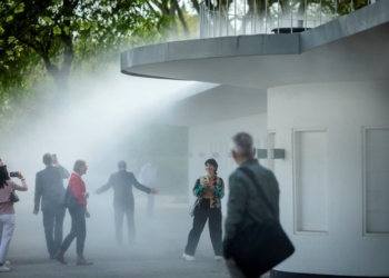 Der wohl ungewöhnlichste 'Abkühlort' Deutschlands - das LAGA Kunstwerk „AQUAER – in der Luft liegend“ von Hannah Schneider aus Köln. Credits: LAGA Neuss 2026 GmbH & Anne Orthen