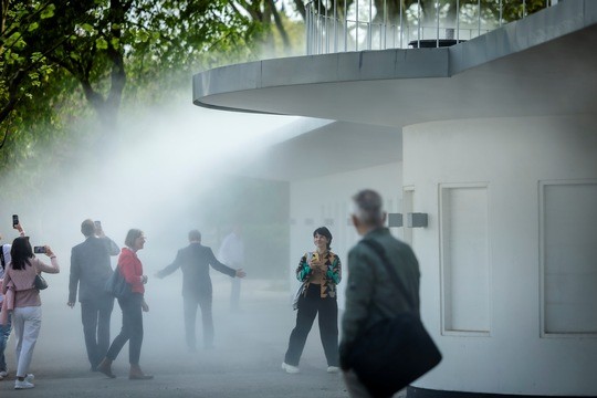 Der wohl ungewöhnlichste 'Abkühlort' Deutschlands - das LAGA Kunstwerk „AQUAER – in der Luft liegend“ von Hannah Schneider aus Köln. Credits: LAGA Neuss 2026 GmbH & Anne Orthen