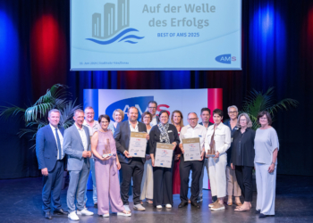 Das AMS Bludenz wurde kürzlich erneut als beste Geschäftsstelle Vorarlbergs ausgezeichnet und die Idee des Jahres des AMS Österreich stammt ebenfalls aus Vorarlberg.
Das AMS Bludenz erhielt bei der österreichweiten Bewertung der Geschäftsstellen im Rahmen einer Preisverleihung in Ybbs an der Donau, die Auszeichnung für herausragende Leistungen in den Bereichen arbeitsmarktpolitische Zielerreichung, Service Qualität, Vermittlungseffizienz und Kundenzufriedenheit. „Durch das hohe Engagement der Mitarbeiterinnen und Mitarbeiter und ihre konsequente Kundinnen- und Kundenorientierung gelingt es, sowohl Arbeitssuchende als auch Betriebe wirkungsvoll zu unterstützen und nachhaltige Lösungen zu schaffen. Das sind wesentliche Erfolgsschlüssel für eine erfolgreiche Arbeit“, ist der AMS-Landesgeschäftsführer Bernhard Bereuter überzeugt und gratuliert den Teams des AMS Bludenz mit Geschäftsstellenleiter Sandro Sonderegger zur Auszeichnung. Der Arbeitsmarkt im Bezirk Bludenz zeigt sich seit Jahren stabil: Die Arbeitslosenquote im Jahresschnitt 2025 lag bei 4,9 Prozent und damit deutlich unter dem Vorarlberger Durchschnitt mit rund 6 Prozent.
Idee des Jahres stammt ebenfalls aus Vorarlberg
Zusätzlich wurde die österreichweit prämierte Idee des Jahres 2025 aus Vorarlberg ausgezeichnet: Die „EXE Berechnung“, eingereicht von Michael Pergovnik, Alexander Piffer (beide AMS Vorarlberg) und Andrea Willnauer, ermöglicht eine einheitliche und nachvollziehbare Berechnung von Exekutionen.