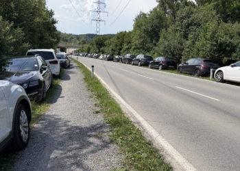 Große Parknot herrschte heute im Naturbad Untere Au in Frastanz. Foto: Gsi.News