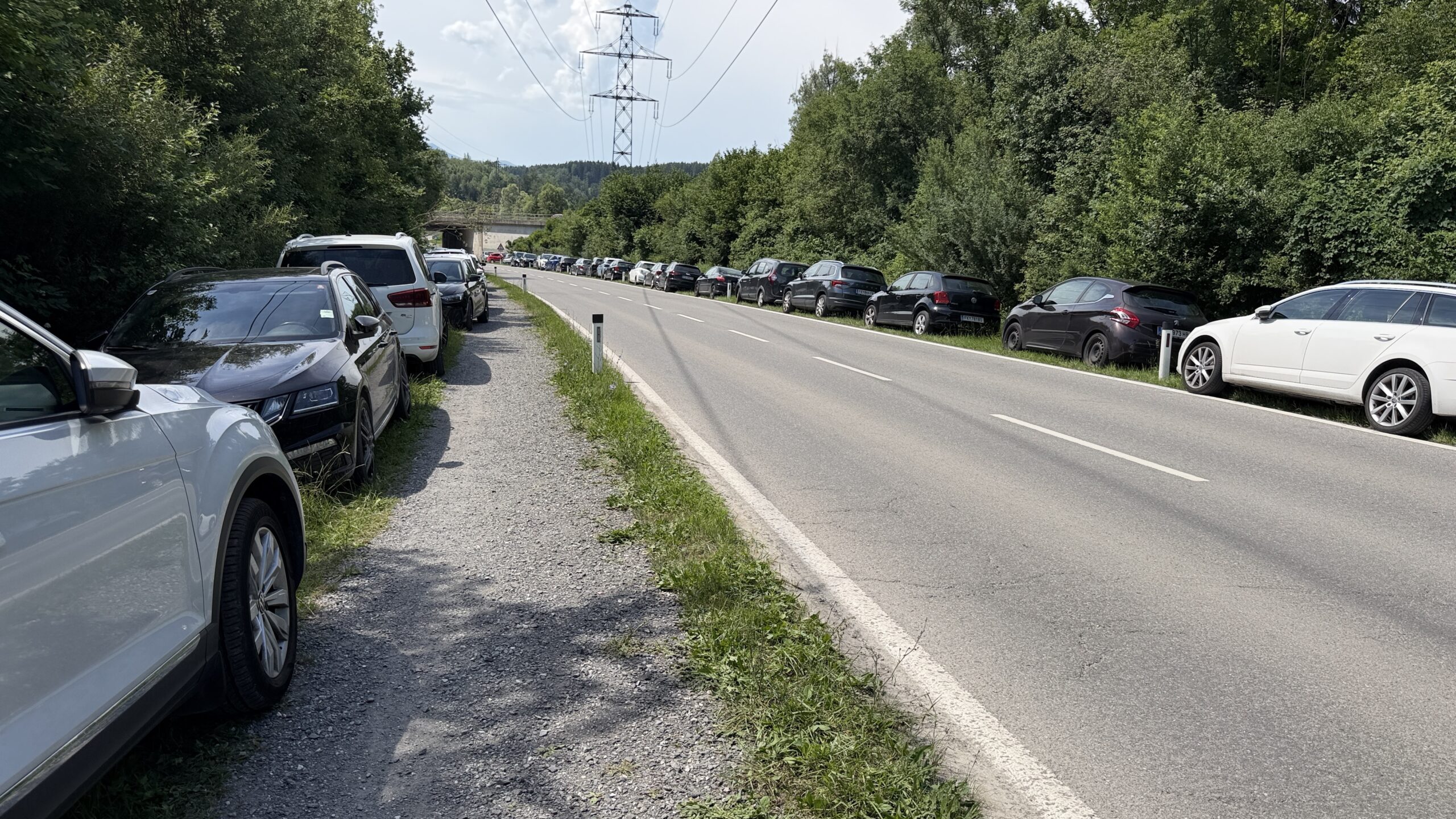 Große Parknot herrschte heute im Naturbad Untere Au in Frastanz. Foto: Gsi.News